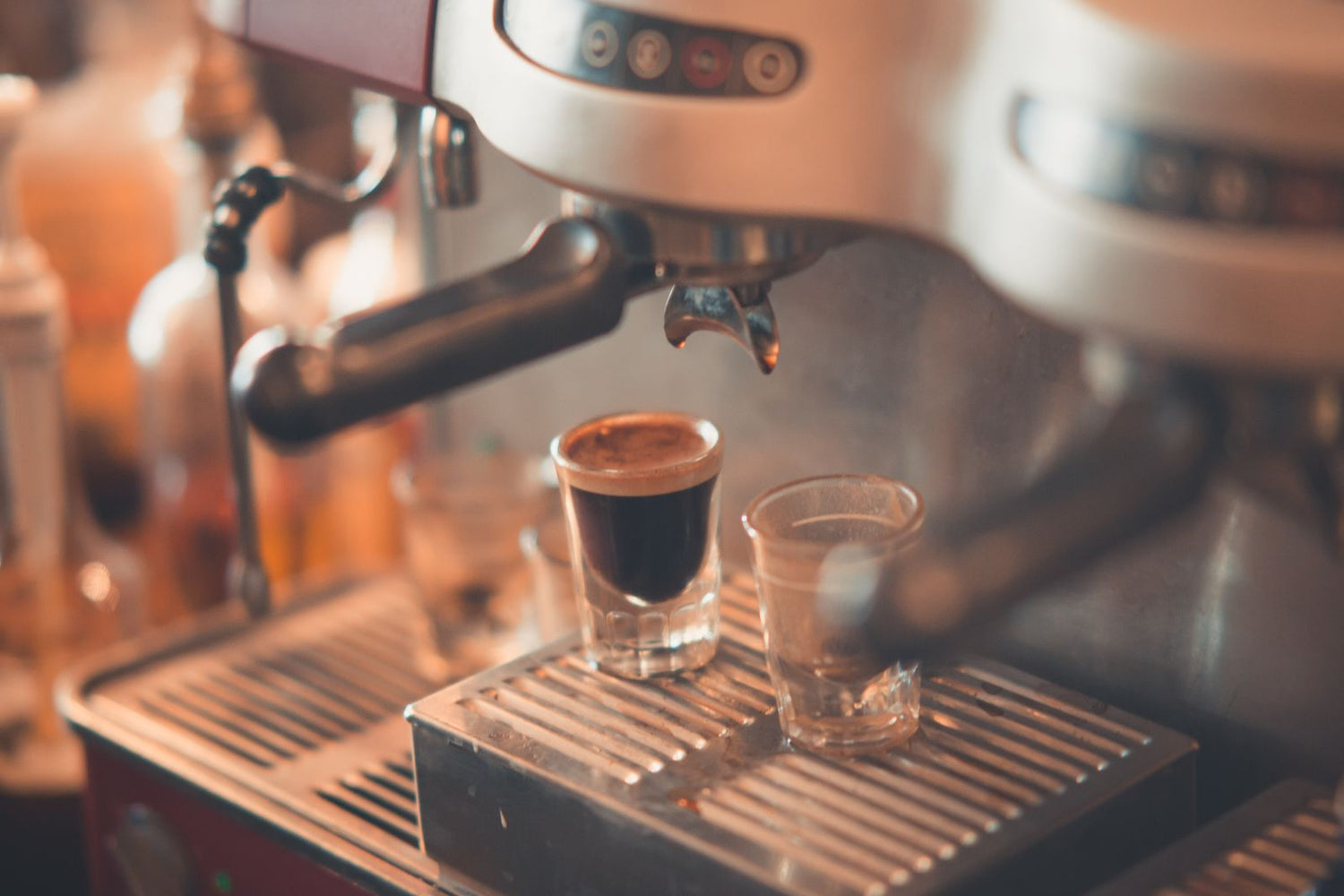Machine à café préparant un espresso en gros plan.