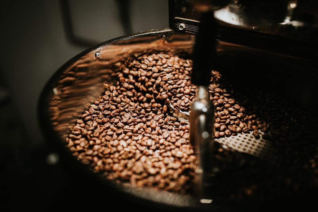 Cerises de café et séchage artisanal sur claies au soleil.